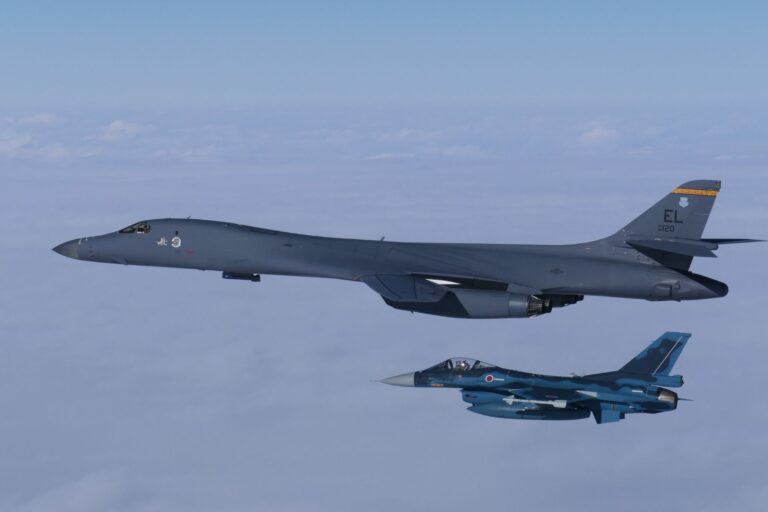 美国 B-1B 枪骑兵轰炸机在日本占据阵地以加强对中国的威慑