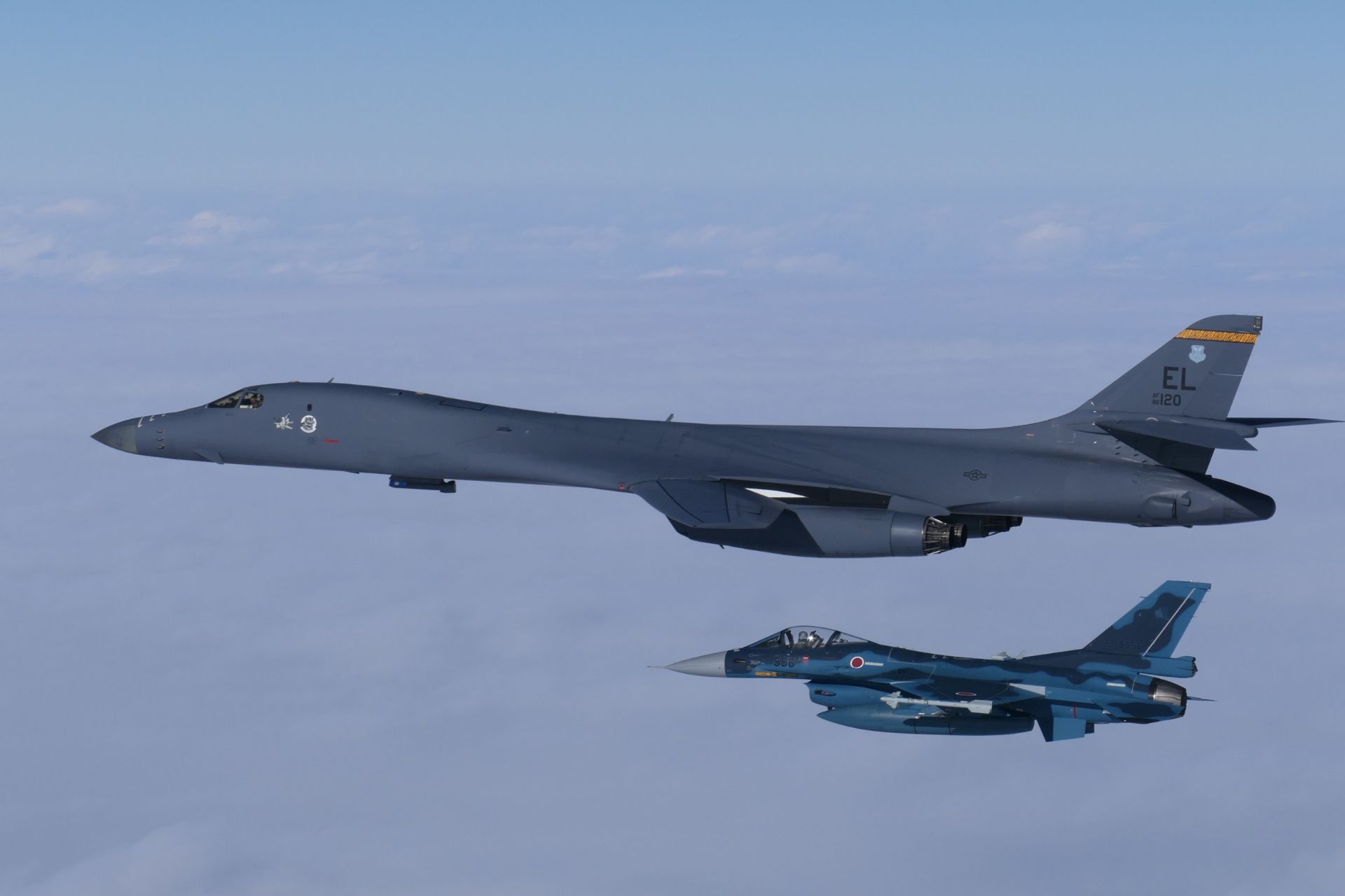 美国 B-1B 枪骑兵轰炸机在日本占据阵地以加强对中国的威慑
