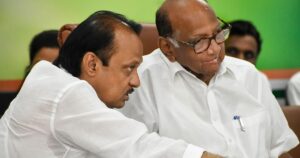 Sharad Pawar 和 Ajit Pawar 在会议上分享舞台，讨论人工智能在农业中的应用