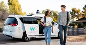 Waymo 面临有关使用车载摄像头进行 AI 训练和广告定位的质疑