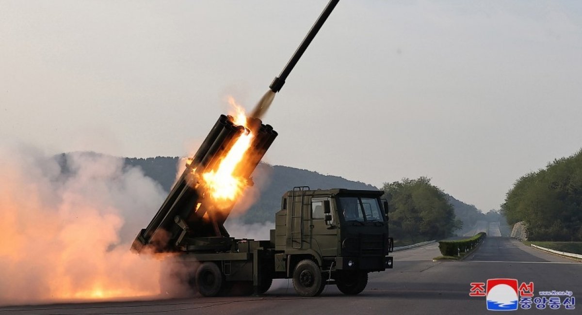朝鲜 M1991 MLRS 在俄罗斯服役的第一段视频，配备了反无人机保护装置