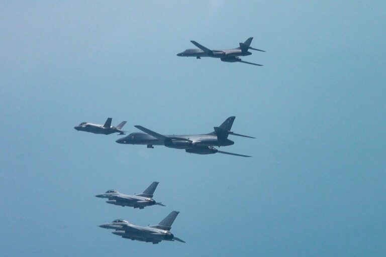 美国 B-1B 轰炸机与韩国进行训练，向朝鲜和中国发出威慑信号