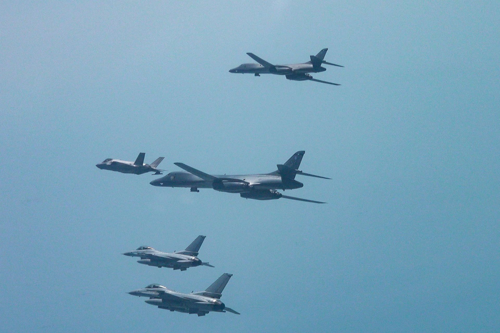 美国 B-1B 轰炸机与韩国进行训练，向朝鲜和中国发出威慑信号