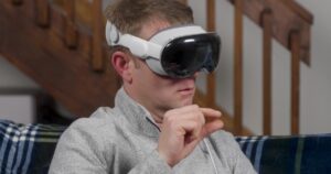 Apple 的低成本 Vision Pro 耳机可能会比预期更早上市