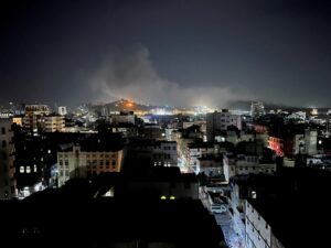 胡塞武装称，随着美国的打击继续，该组织在也门西北部击落了美国无人机