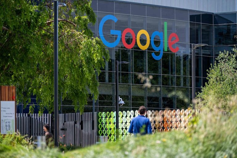 谷歌母公司 Alphabet 的股价攀升，分析师上调人工智能驱动增长的目标