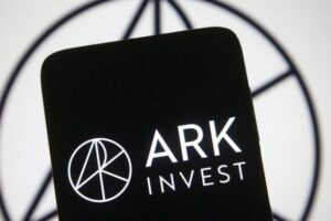 Cathie Wood 的周四戏剧：医疗保健 AI 和加密货币 — Ark 在特朗普关税暴跌中收购 Tempus AI 和 Coinbase 股票
