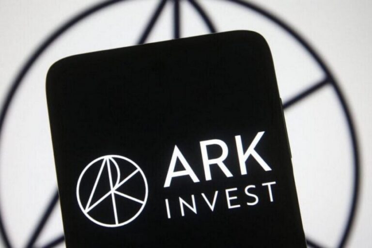 Cathie Wood 的周四戏剧：医疗保健 AI 和加密货币 — Ark 在特朗普关税暴跌中收购 Tempus AI 和 Coinbase 股票