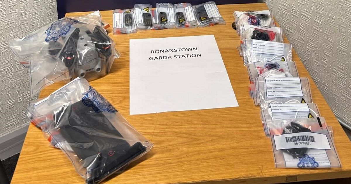 警察拦截前往都柏林监狱的无人机递送后，四名男子被捕