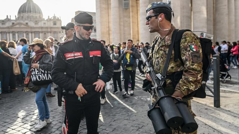 教皇弗朗西斯 （Pope Francis） 葬礼的钢环与无人机打击部队是梵蒂冈大规模安全行动的一部分，全世界的贵宾加入了 500,000 名哀悼者的行列