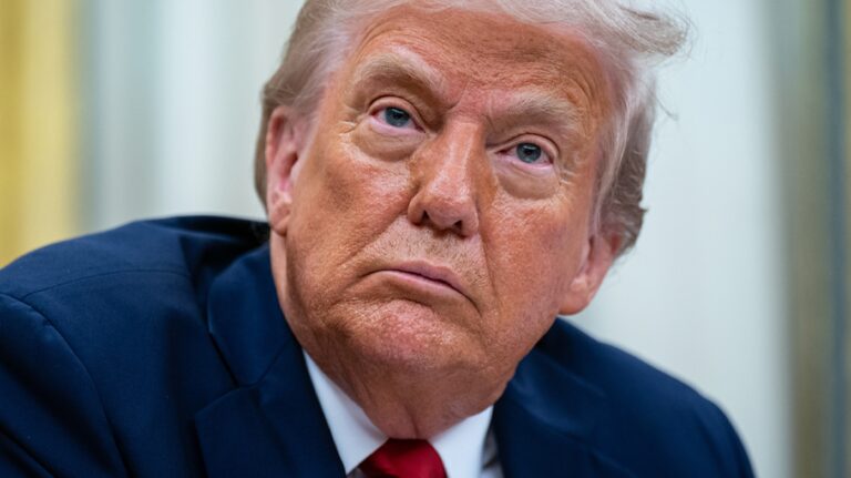 特朗普分享了空袭消灭也门数十名胡塞叛军的令人毛骨悚然的镜头