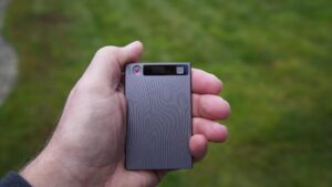 这款便于携带的 AI 录音机改变了我工作和旅行的方式