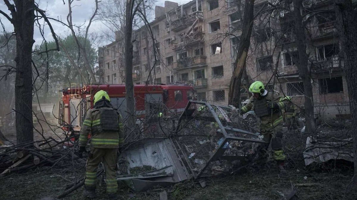 俄罗斯对基辅的夜间袭击造成的死亡人数增加到 10 人，90 人受伤