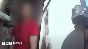 无人机在毒品突袭后追踪棚子里的男子