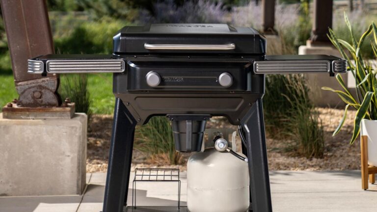 Traeger 为较小的户外空间建造了一个较小的 Flatrock 烤盘