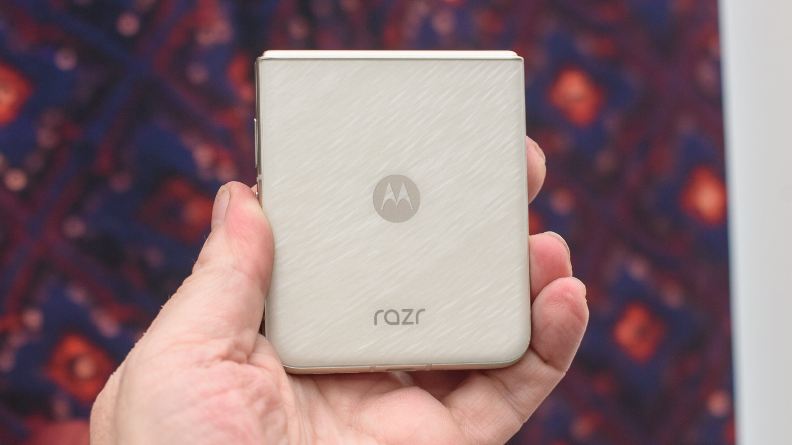 我已经评测了 100 多款手机，新的摩托罗拉 Razr 有我从未见过的颜色 – 我将新的 Razr 2025 外观从最差到最好进行了排名
