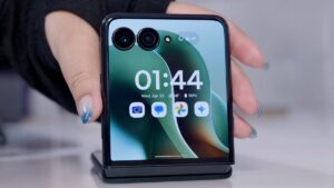 摩托罗拉售价 1,300 美元的 Razr Ultra 为 2025 年可折叠手机系列增添了奢华感