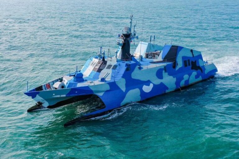 中国在南海部署隐形 22 型导弹艇对付美国驱逐舰