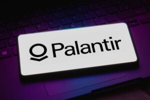 Palantir 首席执行官 Alex Karp 认为 AI 将效率提高了 10 倍，重塑了企业运营