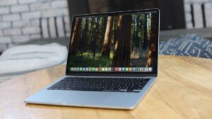 您现在可以使用 iPhone 或 iPad 设置您的新 Mac，它可能是最好的新节省时间