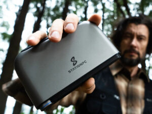 使用这款便携式 SSD 和 NAS 系统将您的个人云带到任何地方