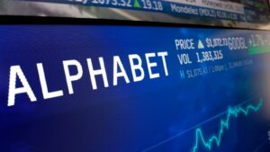 尽管面临法律、竞争和经济威胁，但 Google 的母公司今年年初仍保持强劲增长