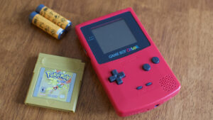 当您等待 Nintendo Switch 2 时，以下是在 2025 年玩 Game Boy Color 的感觉