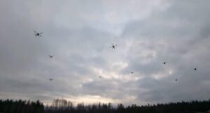首先，英国陆军使用无线电波武器击毁无人机群