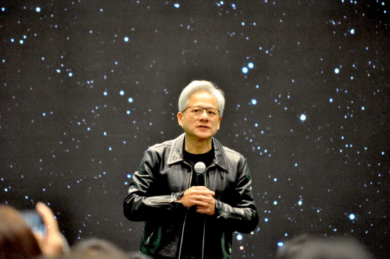绘制 Jensen 的世界：预测云、企业和机器人中的 AI