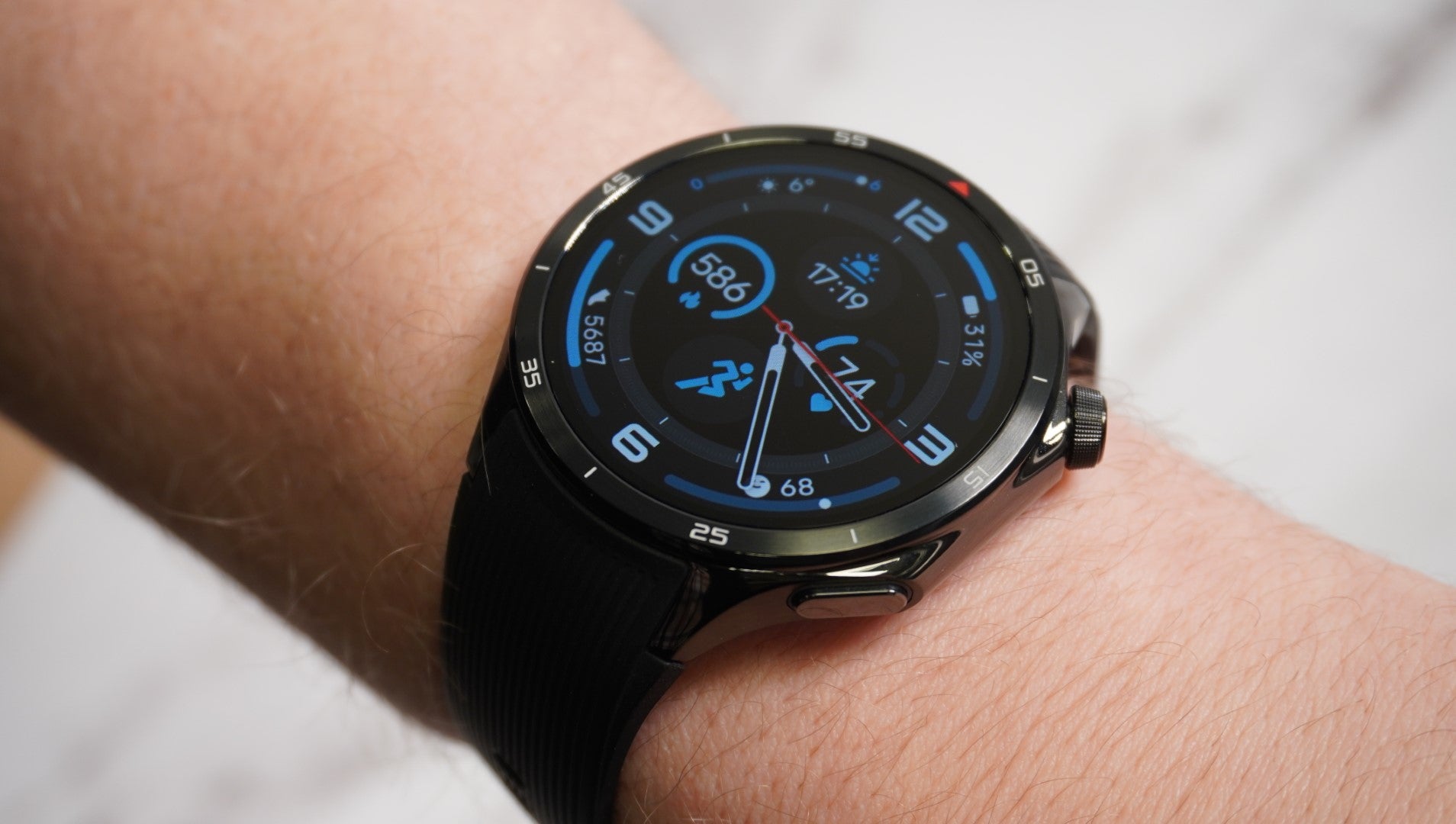 新的 OnePlus Watch 3 价格不是另一个错别字，要感谢一个人