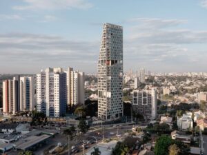 非凡的摩天大楼采用外骨骼立面，提供结构支撑并创造自由空间