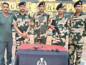 BSF 和旁遮普警方在联合边境行动中回收手枪、海洛因和无人机