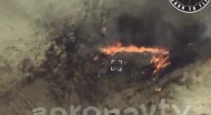 乌克兰无人机袭击摧毁了装满弹药的俄罗斯 BM-21 Grad（视频）