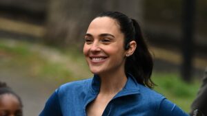 盖尔·加朵 （Gal Gadot） 从白雪公主戏剧中继续前进，她开始与达米安·刘易斯 （Damien Lewis） 合作拍摄新的惊悚片《奔跑者》