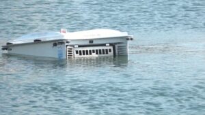 高科技无人机清洁 Pomorie 附近的海洋