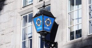 警察在都柏林监狱发现无人机送货企图后逮捕四名男子