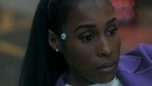 AI 试图杀死 Issa Rae 和 Rashida Jones 是“黑镜”预告片中一个活生生的浓缩咖啡广告