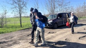 俄罗斯人用三架无人机袭击顿涅茨克州的志愿者 – 照片、视频