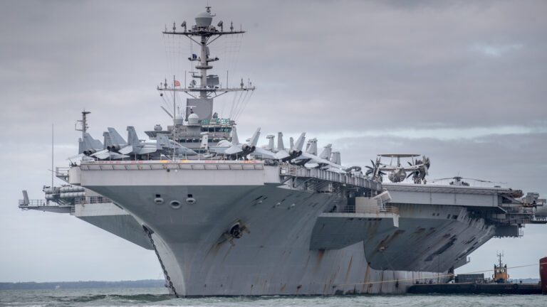 一架 F18 战斗机刚刚从哈里·杜鲁门号航空母舰上坠落 – 这是它的成本