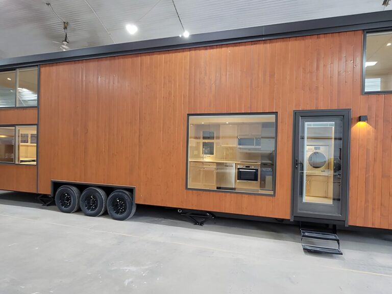 这座宽敞的 720 平方英尺的小屋以紧凑的包装提供宽敞的生活