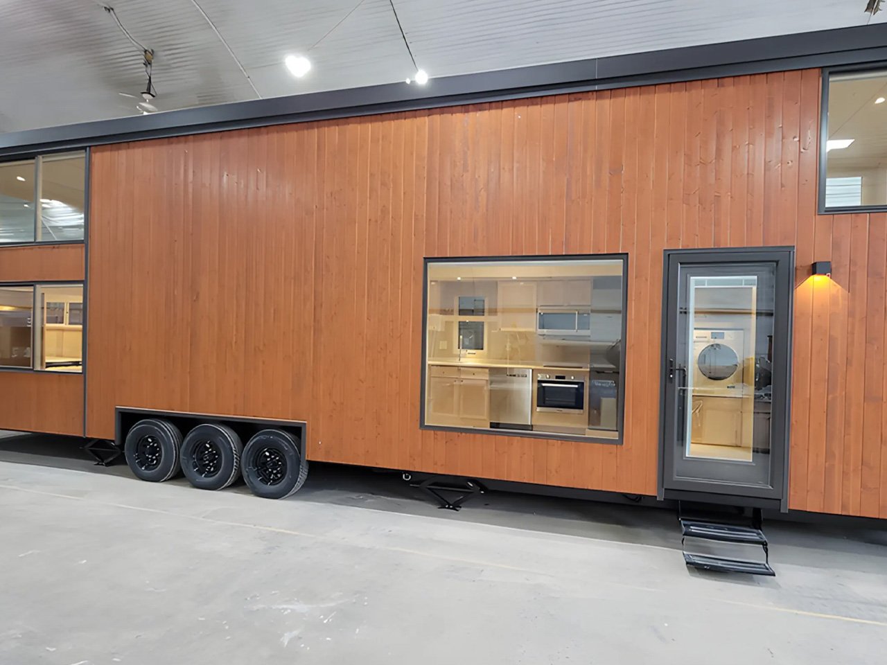 这座宽敞的 720 平方英尺的小屋以紧凑的包装提供宽敞的生活
