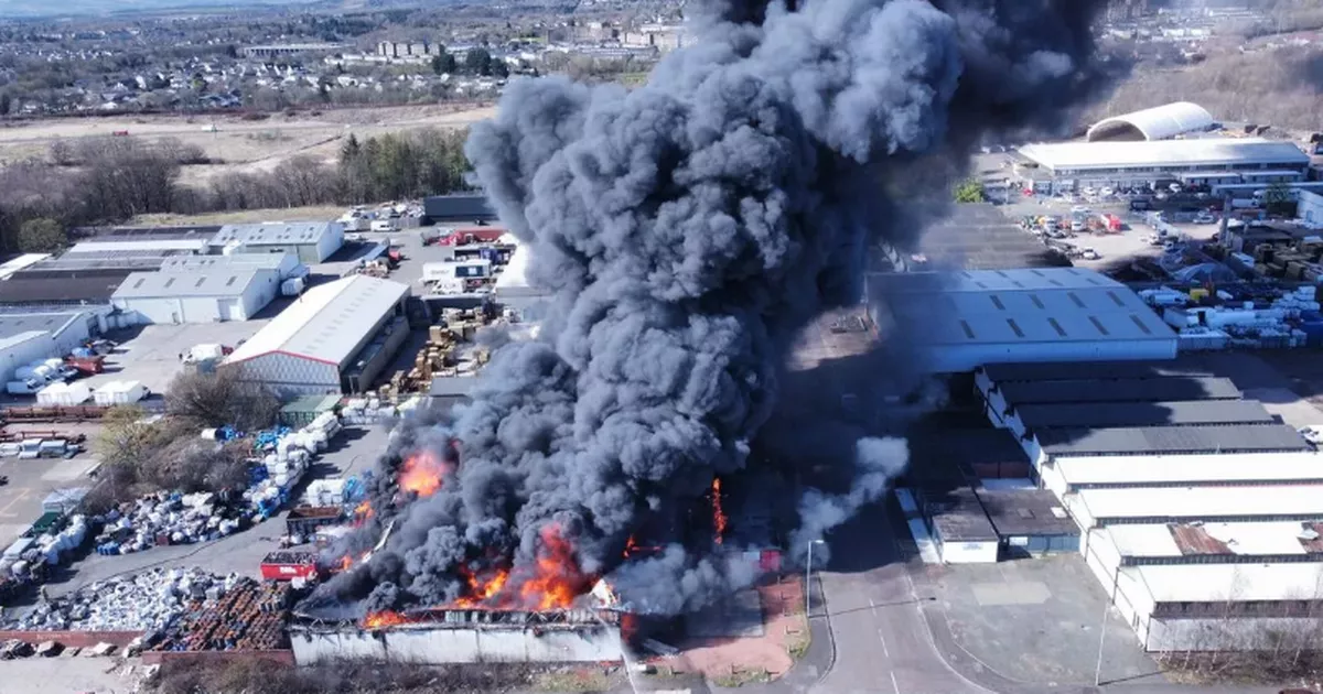 戏剧性的无人机镜头显示坎伯诺尔德大火，六人被送往医院