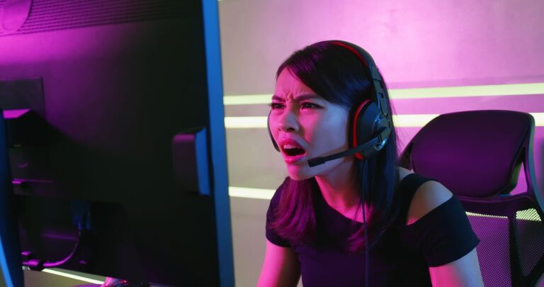 Microsoft 现在真的对广告感到绝望了吗?我对在 Windows 10 和 Windows 11 中购买 Avowed 的新“建议”印象深刻