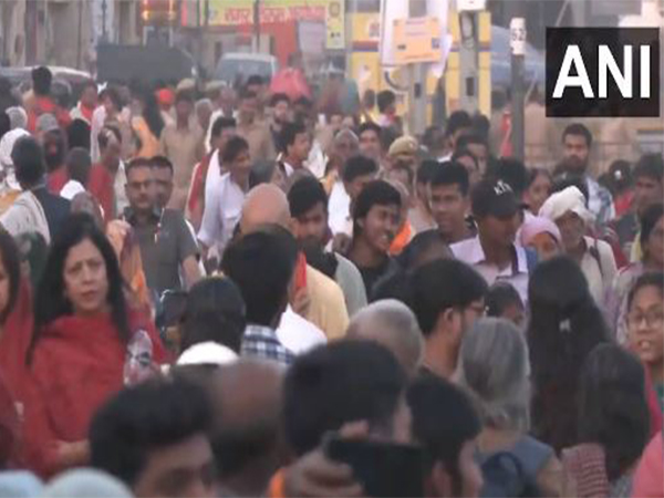 北方邦：信徒们涌向 Ram Navami 的 Ram Janmabhoomi 寺庙;部署无人机监控