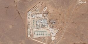 调查显示，一枚飞行炸弹对 22 号塔造成致命打击，美国基地守卫者陷入混乱