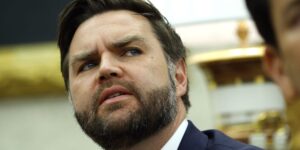 多亏了 AI，你终于可以看到 JD Vance 看起来像一个涂着口红和眼线的天后