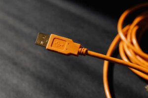 这个简单的 USB 数据线配件帮助我节省数小时的时间