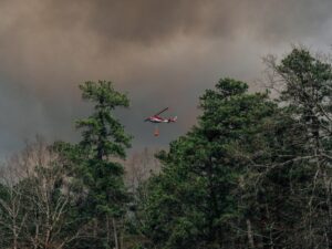 消防局长说，停止在新泽西州野火上空飞行无人机