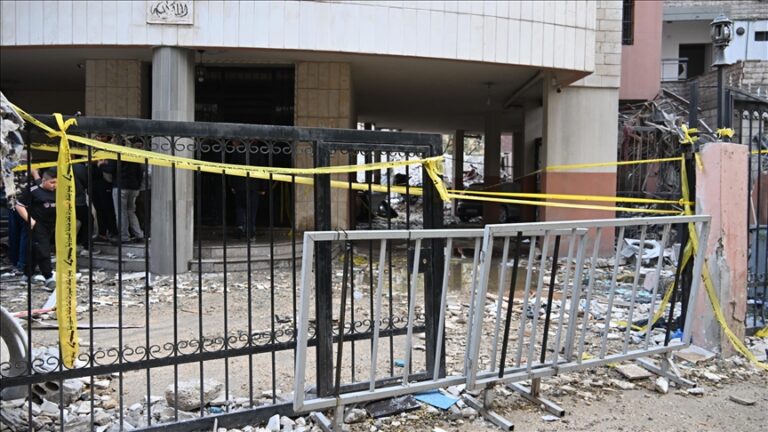 以色列无人机不顾停火在黎巴嫩南部击中汽车和推土机