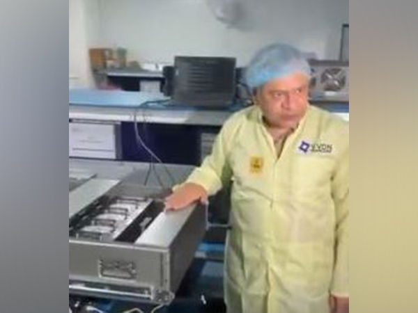 联邦部长 Ashwini Vaishnaw 展示了印度的本土 AI 服务器“Adipoli”